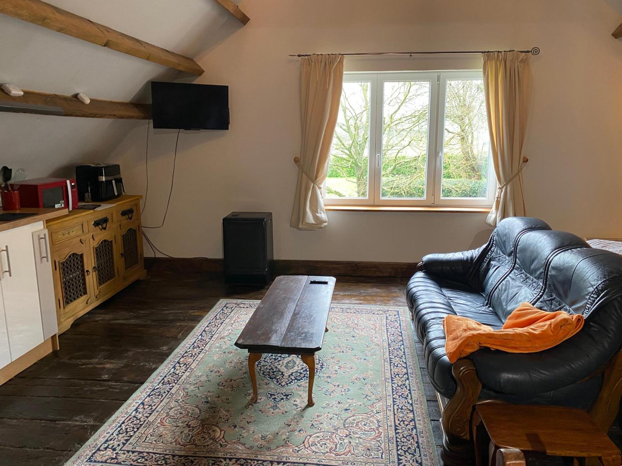 Spacious, Rustic Studio Space For 2 Persons Saint-Cyr-du-Bailleul Екстериор снимка